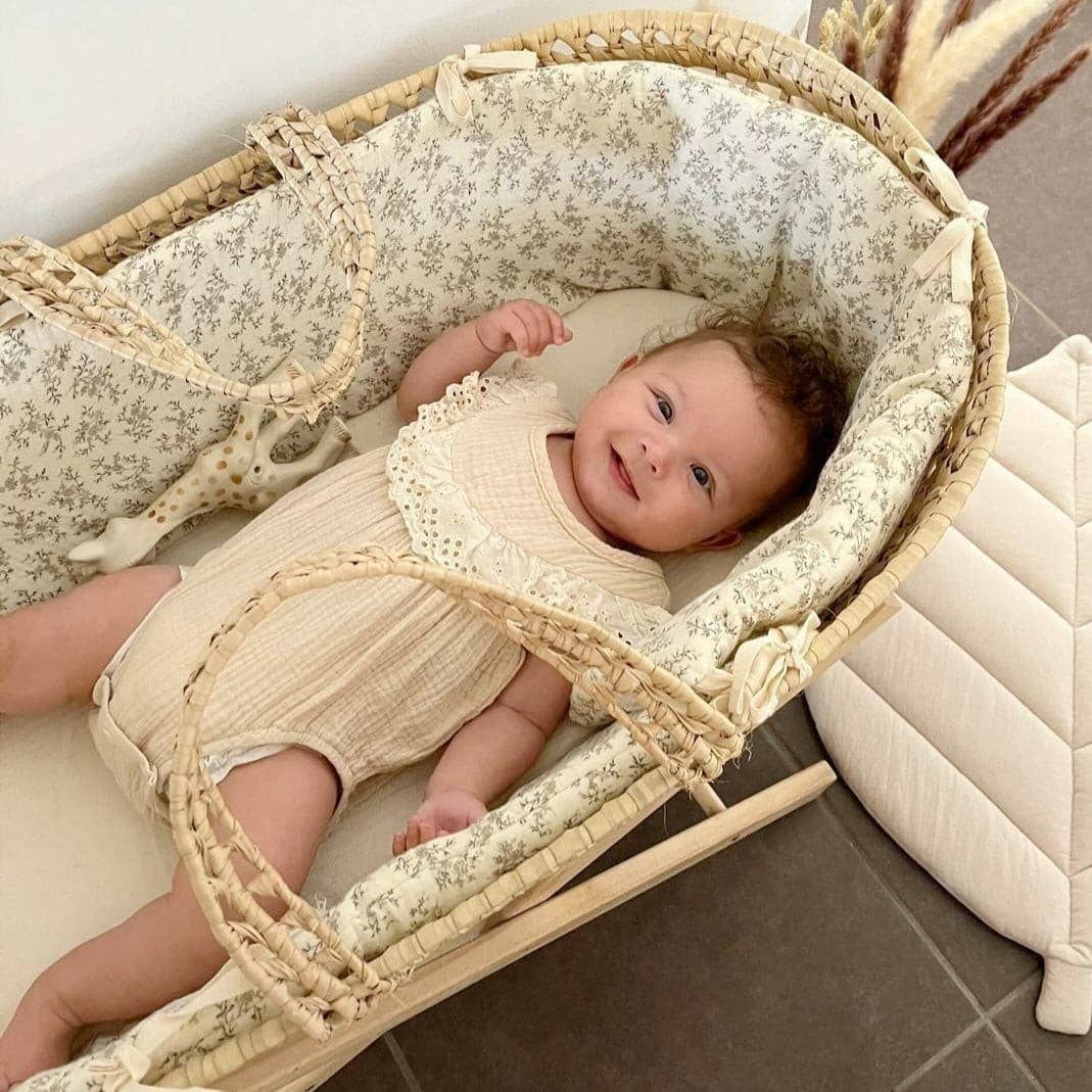Les p'tites Merveilles de Bérénice - Wholesale Bassinet - Baby - “Louison” bassinet in ecru organic cotton double gauze with beige flowers2
