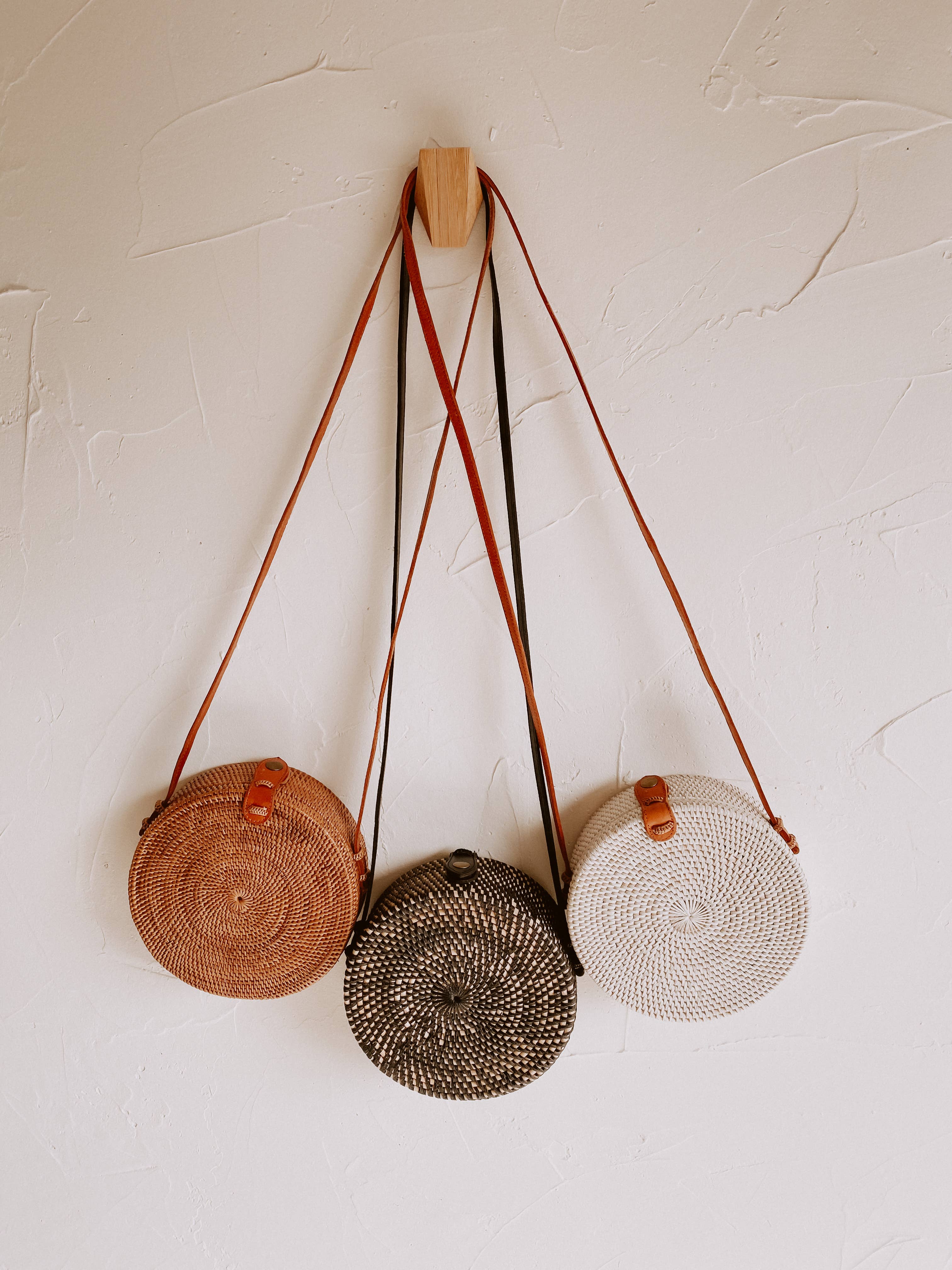 Village Thrive – Großhandel Umhängetasche - Damen – Runde Rattan-Geldbörse7