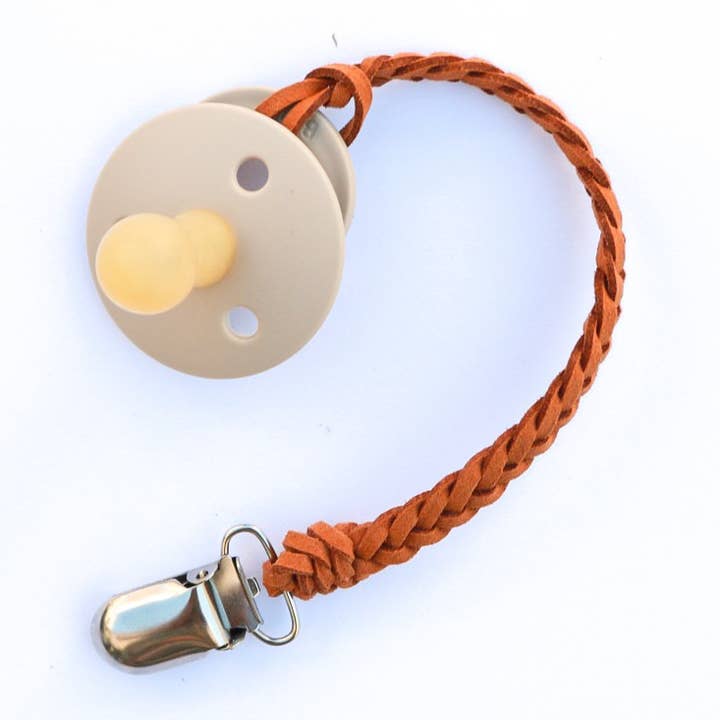 Prendedor de Chupeta Trançado Camurça - Canela por atacado de Ohdubidu