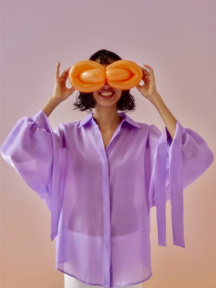 Chemise oversize en organza avec manches longues à nouer pour la vente par Vuu