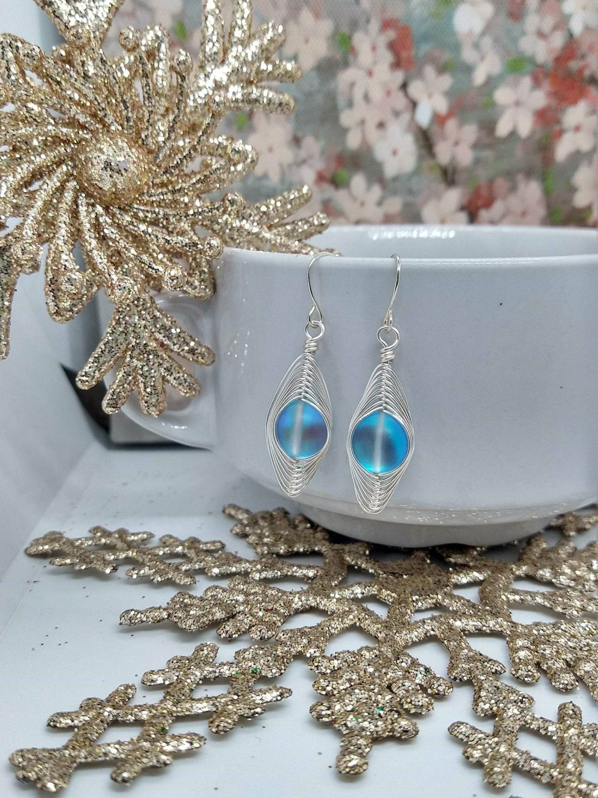 Bad Apple Designs – wholesale Hängande örhängen – Iriserande sjöjungfruglasörhängen,, Strandbrudbröllopörhängen, Havsglas dinglande örhängen, Trådflätade droppar1