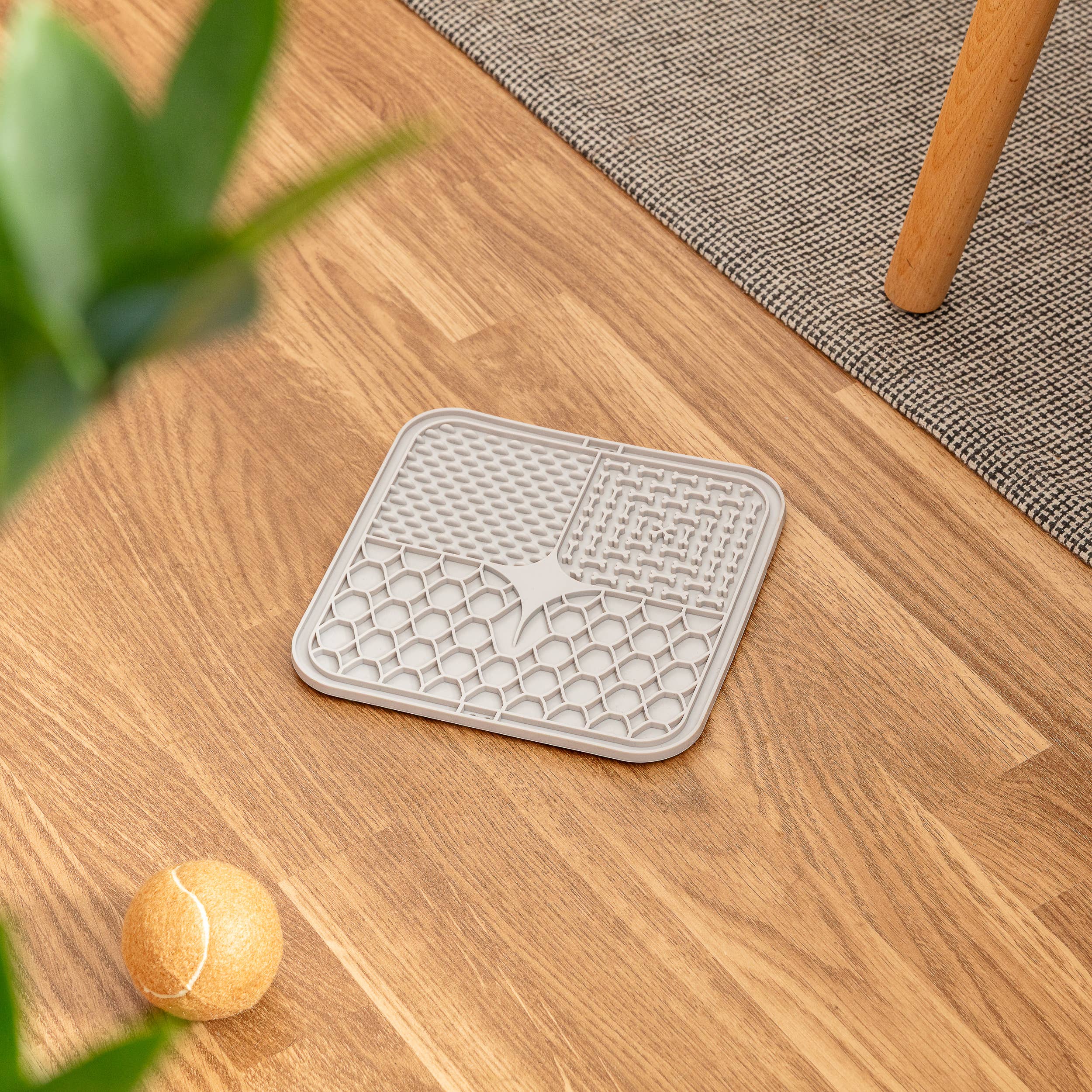 Park Life Designs – wholesale Pet food mat – Dog – Calming Lick Mat1