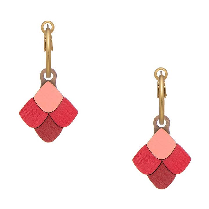 Orecchini Gaudi con squame rosa e rosse per la vendita all'ingrosso da parte di Materia Rica ☀️