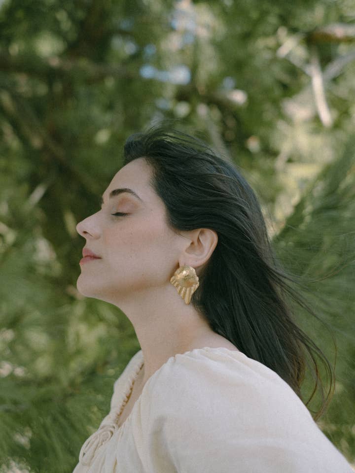 Costa örhängen i sterlingsilver med 24 karat guldplätering för wholesale av RAQUEL POÇO JEWELLERY