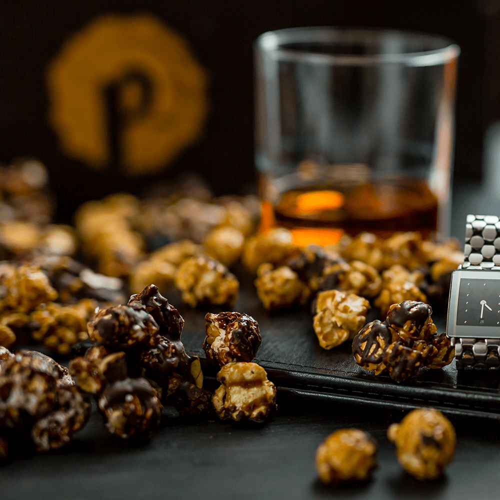 Popinsanity Popcorn & Confections - Wholesale Popcorn - Gourmet popcorn met karamel en chocolade drizzle - middelgrote zak5