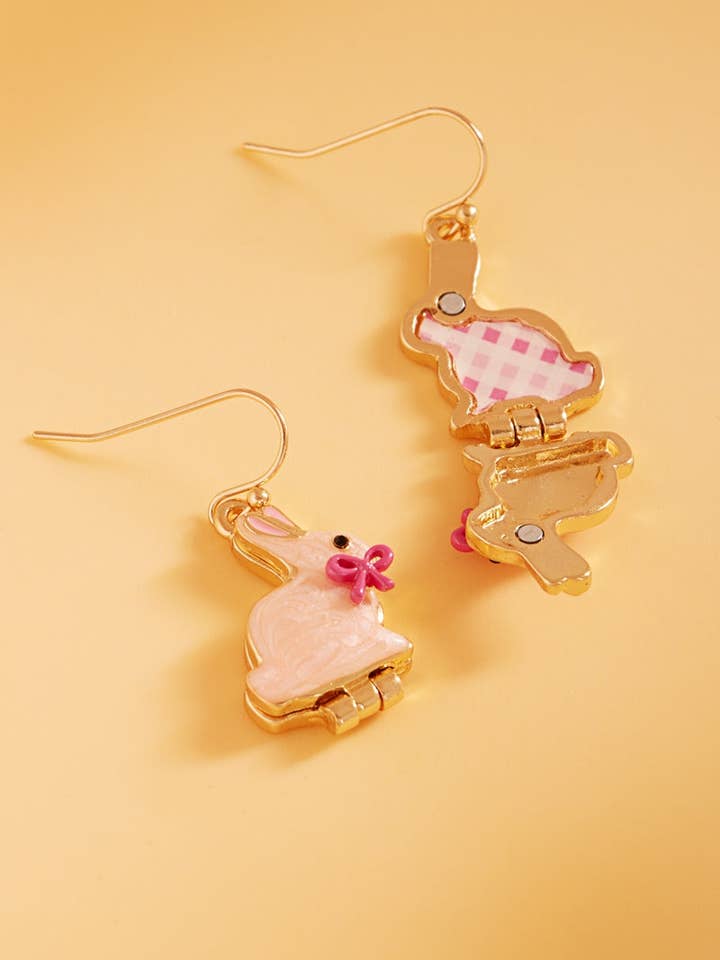 Orecchini a uncino in ottone con ciondolo smaltato a forma di fiocco con coniglietto pasquale per la vendita all'ingrosso da parte di Designature New York