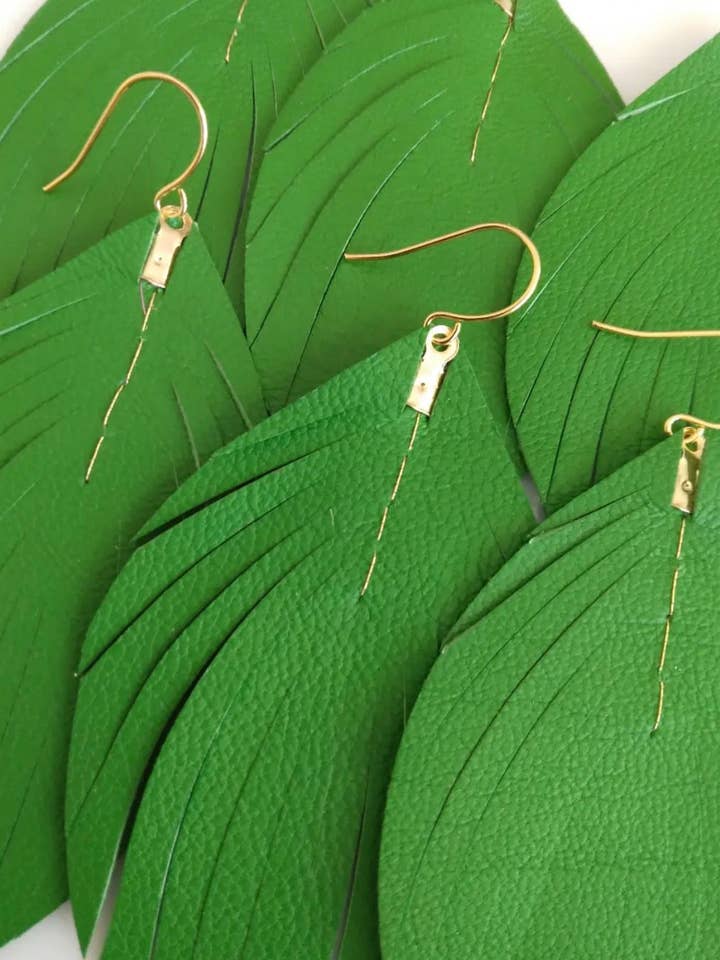 Plumes en cuir vert Kelly pour la vente par Mia K Designs