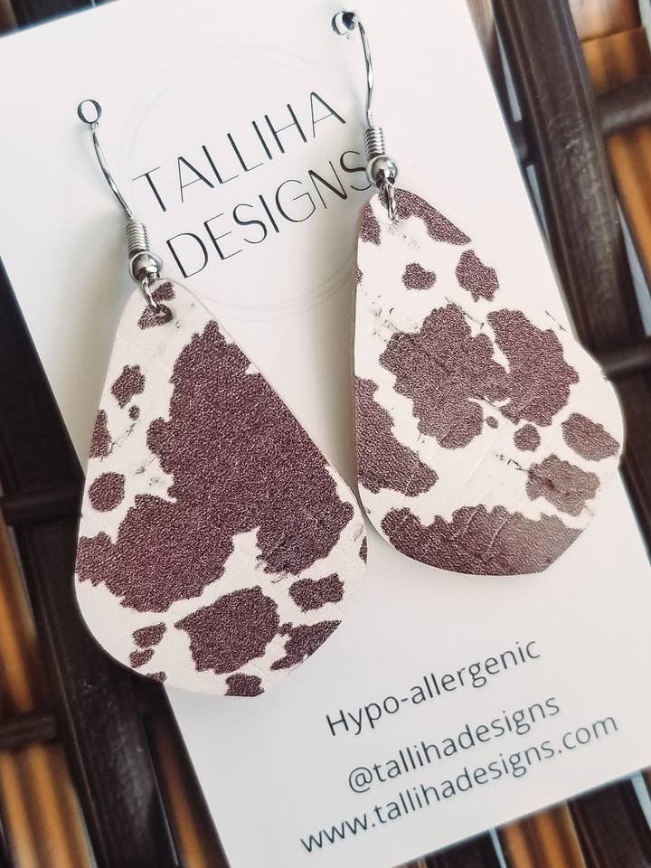Pendientes Bella de corcho con respaldo de cuero genuino de vaca marrón para venta al por mayor de Talliha Designs