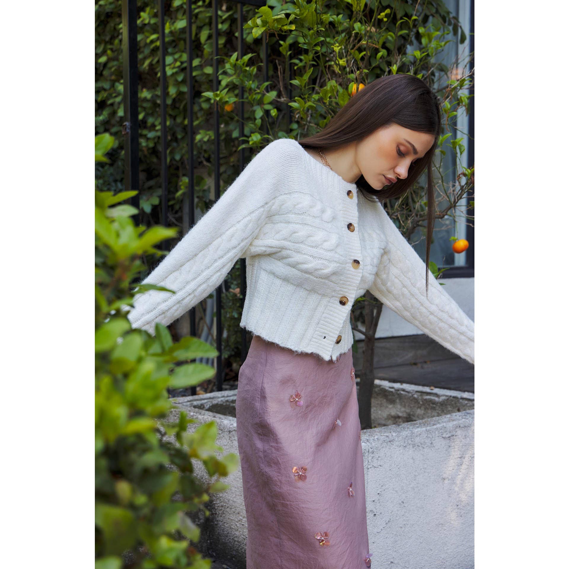 CREMA CARDIGAN SLIM-FIT CON BOTTONI E MAGLIA A TRECCIA ELEVATA in vendita all'ingrosso su Faire13