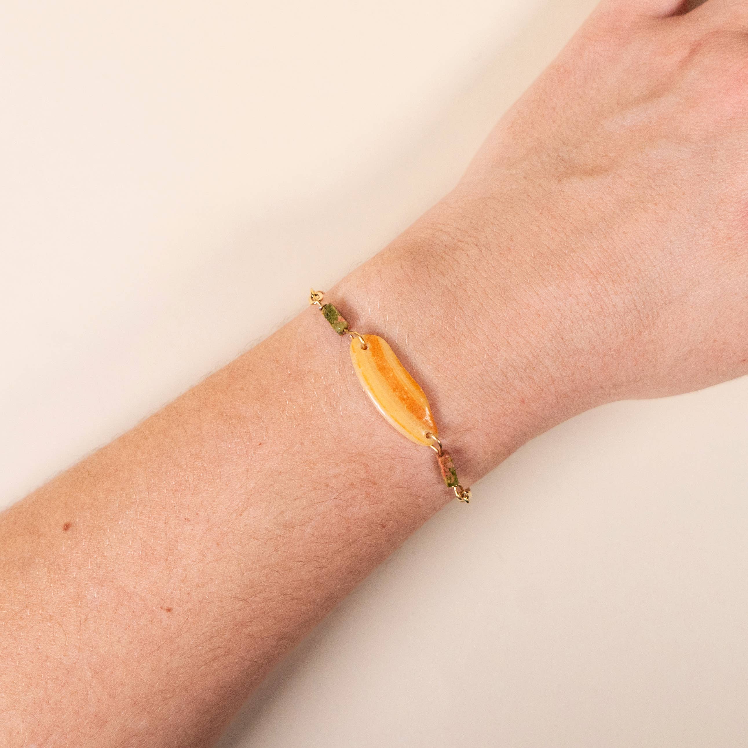 Atelier Deux Mains - Wholesale Bedelarmbandje - Totem armband van verguld roestvrij staal met schelpenfragment en unakietkralen1