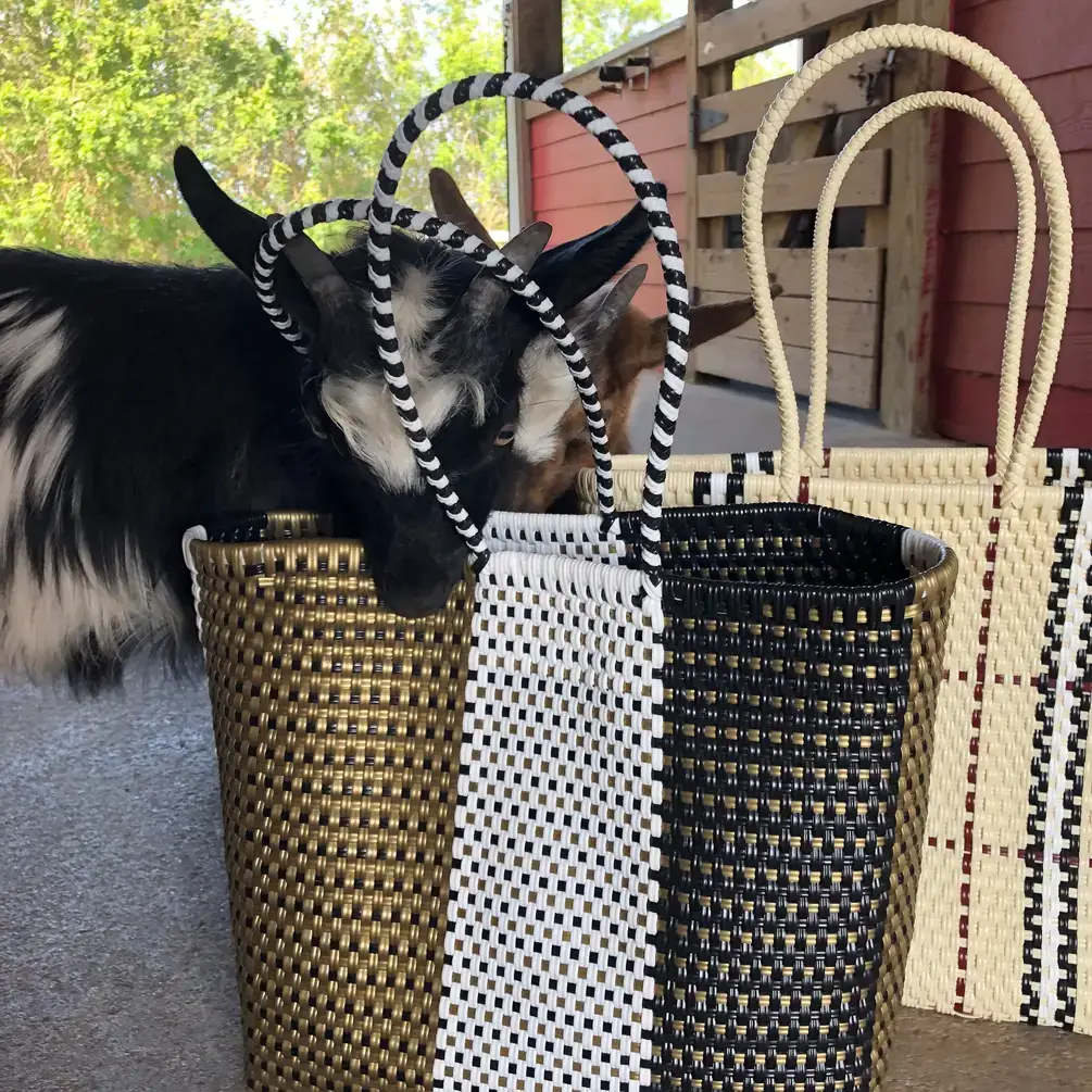 The Faria - Vente Sac de plage - Sacs de plage en plastique recyclé tissés à la main noirs, blancs et dorés  2