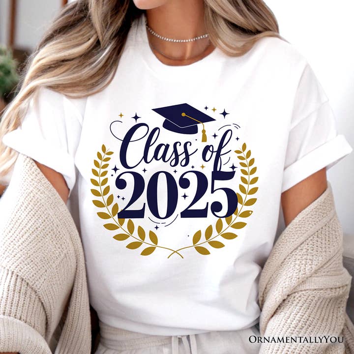 T-shirt de la promotion 2025, Tee-shirt de diplômé pour la fin de l'école pour la vente par OrnamentallyYou