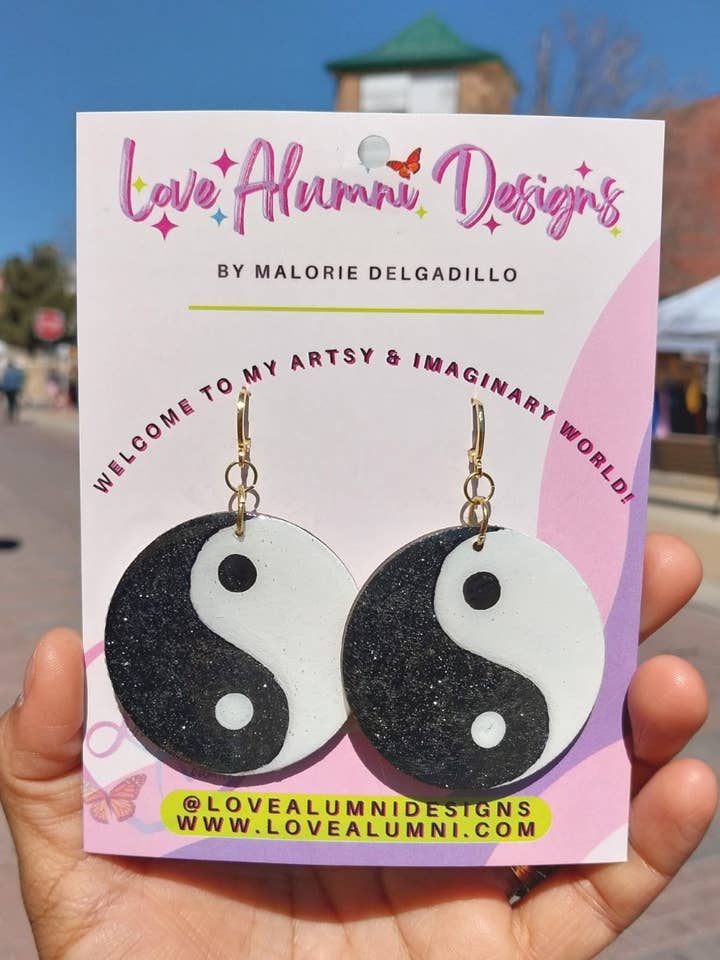 Ying Yang håndmalede XL Statement øreringe for engroshandel hos Love Alumni Art & Design