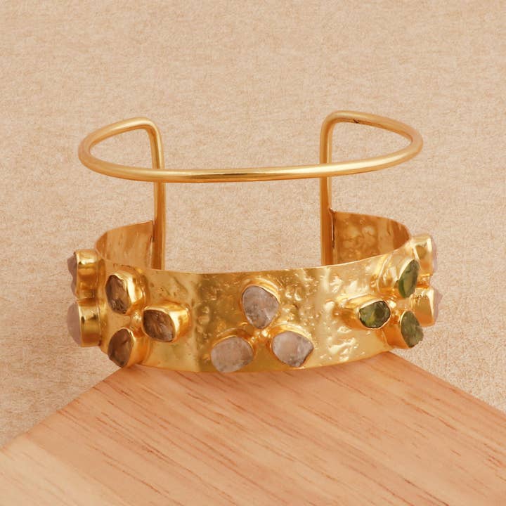 Bracelet réglable texturé en or avec pierres précieuses brutes naturelles pour la vente par El Joyero