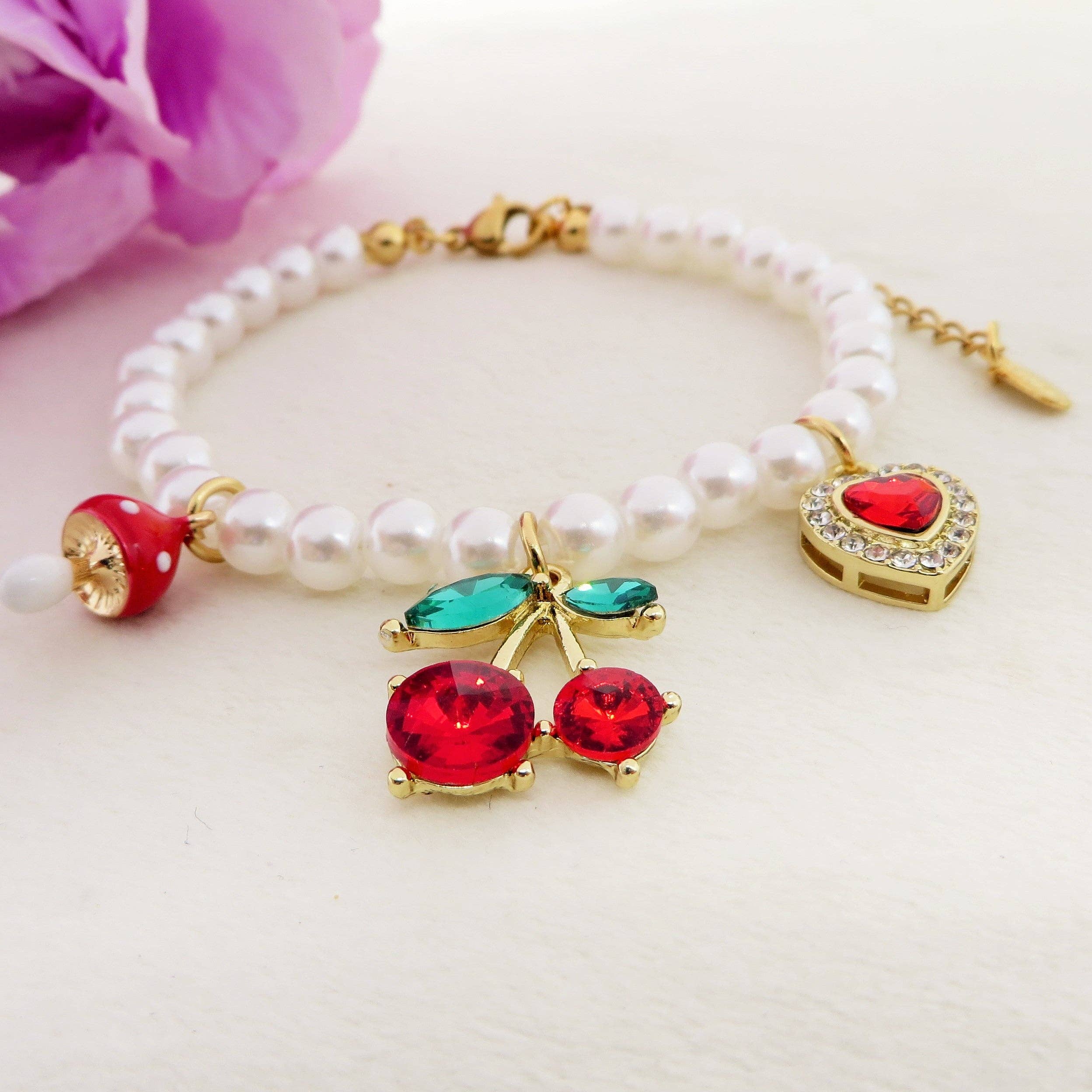 ROJO + PERLA CHERRY HEART - acero inoxidable - pulsera con perlas y charms de cerezas y corazón con zirconias mixtas de venta al por mayor en Faire2