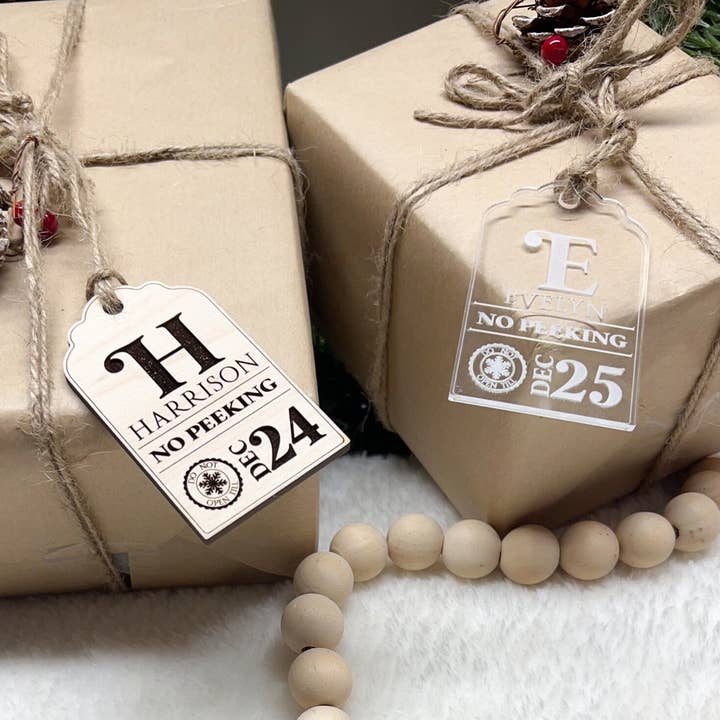 Nicht gucken - Weihnachtsgeschenkanhänger - Strumpfanhänger - Heiligabend-Anhänger - Gravierter Geschenkanhänger - Holz Acryl - Weihnachtsandenken - Weihnachtsdekoration für den Großhandel von Little House Crafted