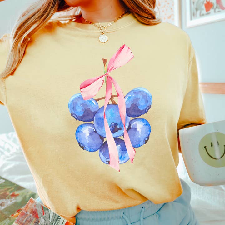 Coquette Blueberries Preppy Comfort T-Shirt mit Farbgrafik für den Großhandel von Shoppe SHC