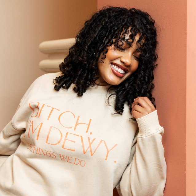 Cagna, sono Dewy! Maglione girocollo a vestibilità comoda per la vendita all'ingrosso da parte di The Things We Do