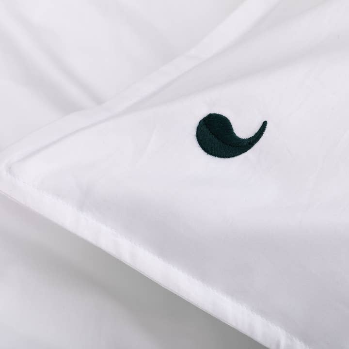 Parure de lit Kalundewa en satin (blanc avec feuilles vert foncé) pour la vente par Four Leaves