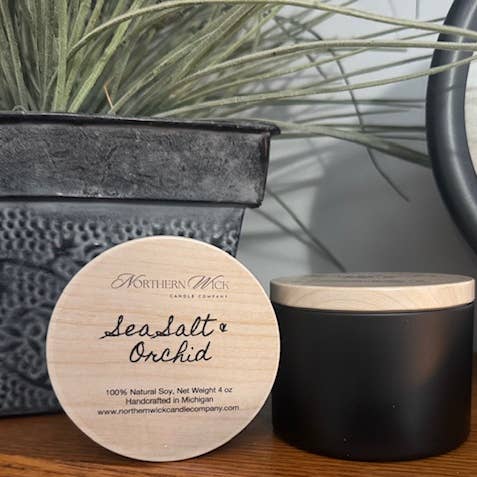 Zeezout & Orchidee - 100% Soja Kaars, 4 oz Zwart blik voor wholesale door Northern Wick Candle Company