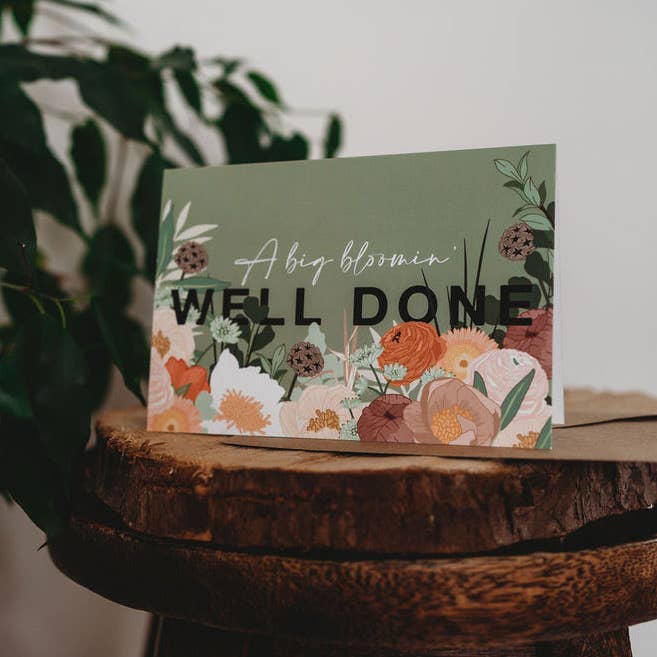 Wildwood Paper – wholesale Gratulationskort – Bloomin' Well Done grönt & orange blommigt festkort