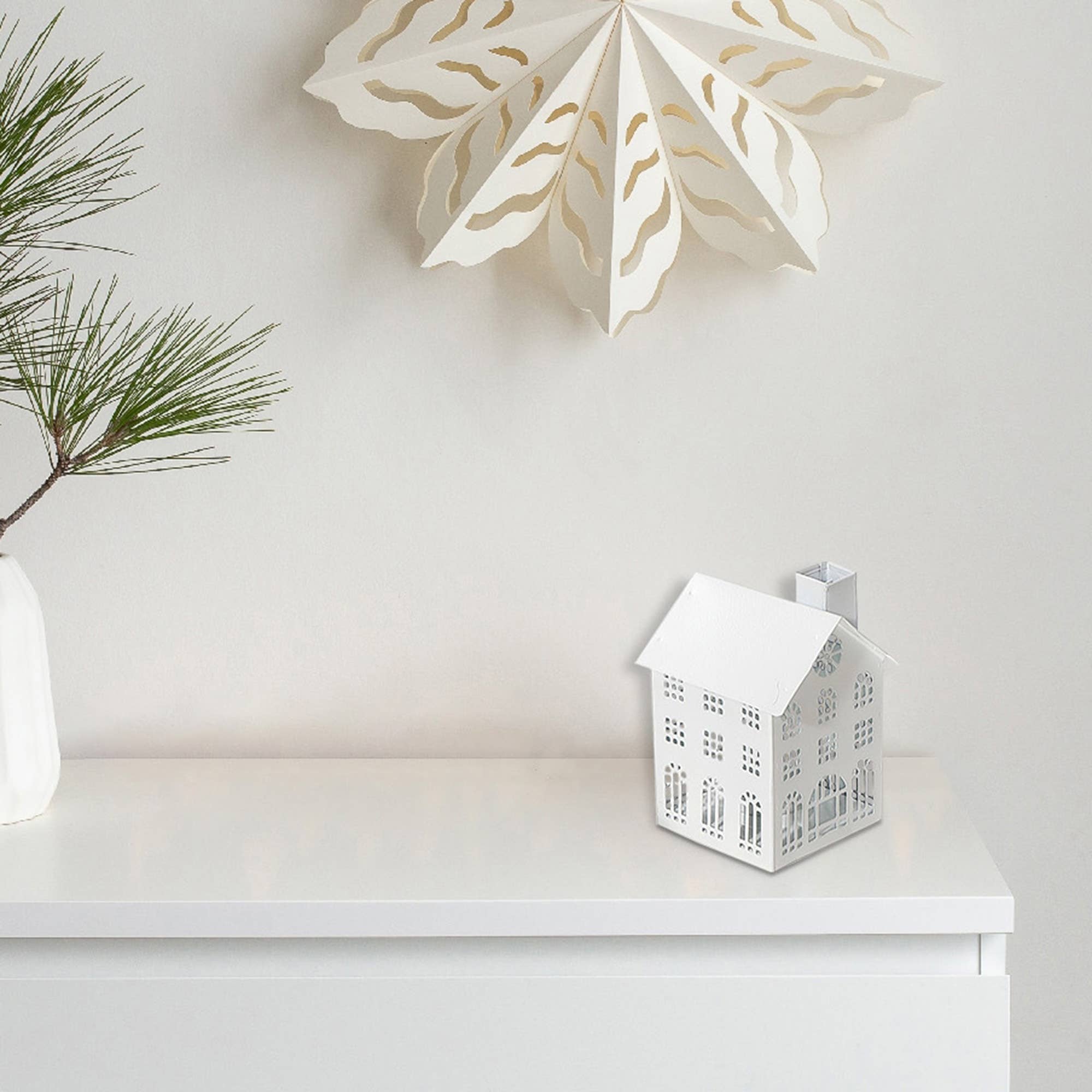 IH Casa Decor - Vente Bougeoirs - PORTE-BOUGIE MAISON EN MÉTAL BLANC (PETIT)1