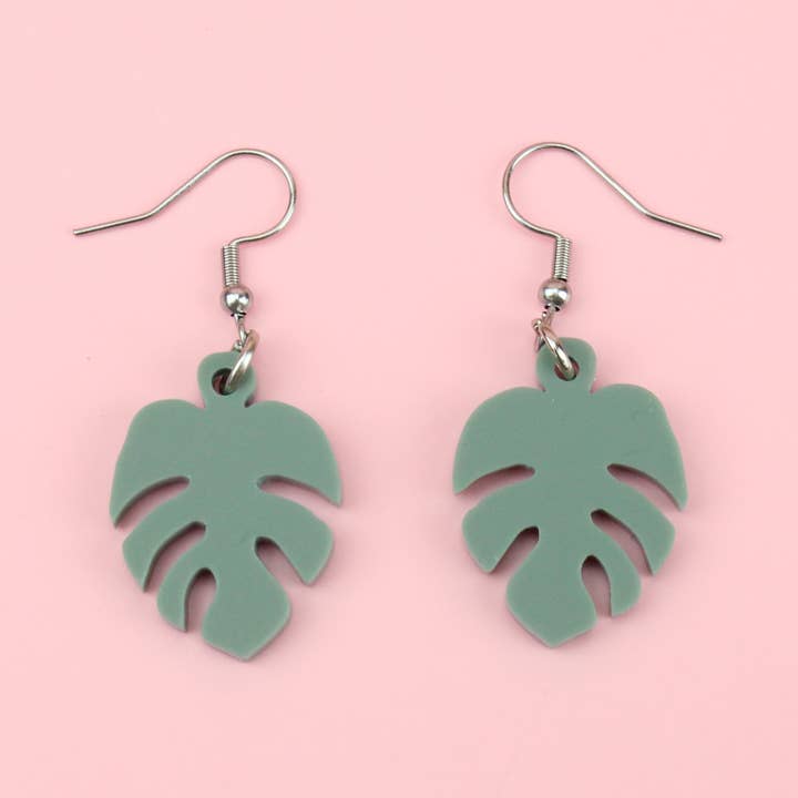 Orecchini Monstera piccoli verde salvia per la vendita all'ingrosso da parte di Sour Cherry