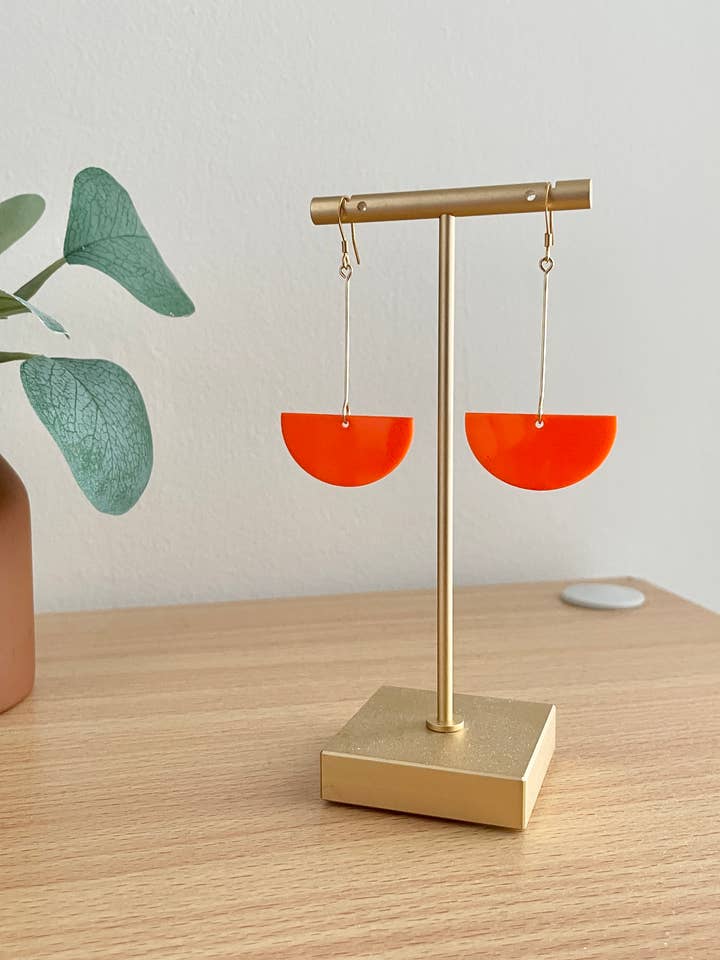 Halbrunde Ohrringe aus orangefarbenem Acryl mit Halbmondmotiv für den Großhandel von Pineapple Phi