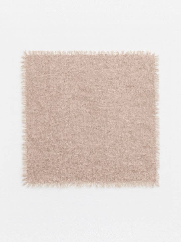 Vierkante kasjmierfoulard beige voor wholesale door bobbin & tricot