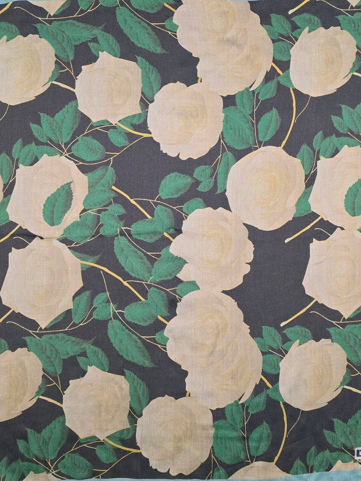 Foulard seta 70X70 colore nero con rose bianche for wholesale by L'OFFICIEL SRL