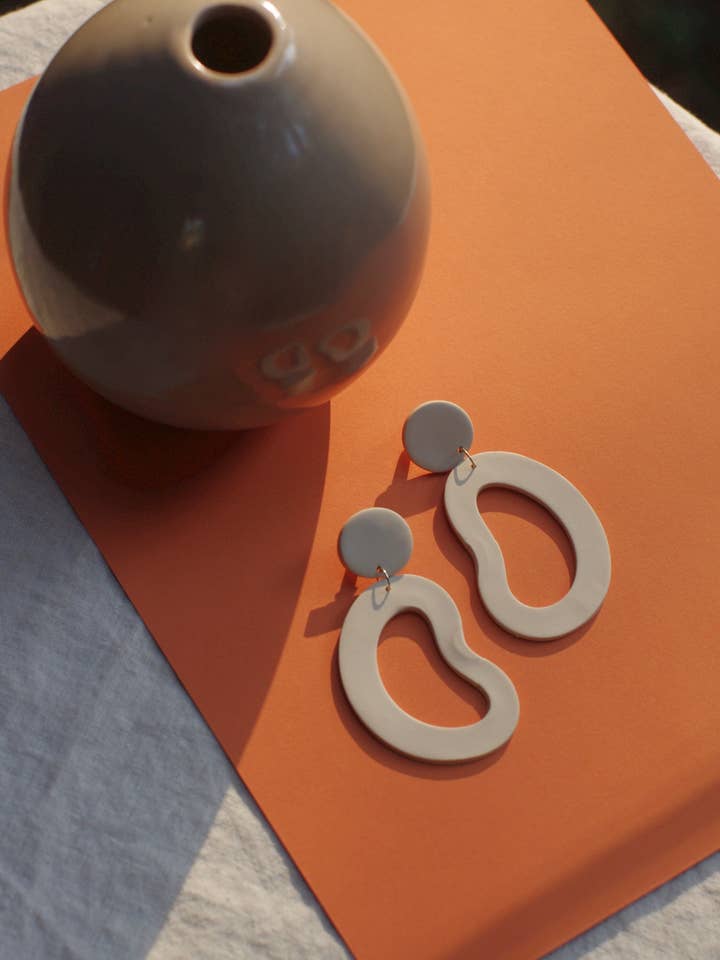 Große Tan Dangles für den Großhandel von Xenia Studio