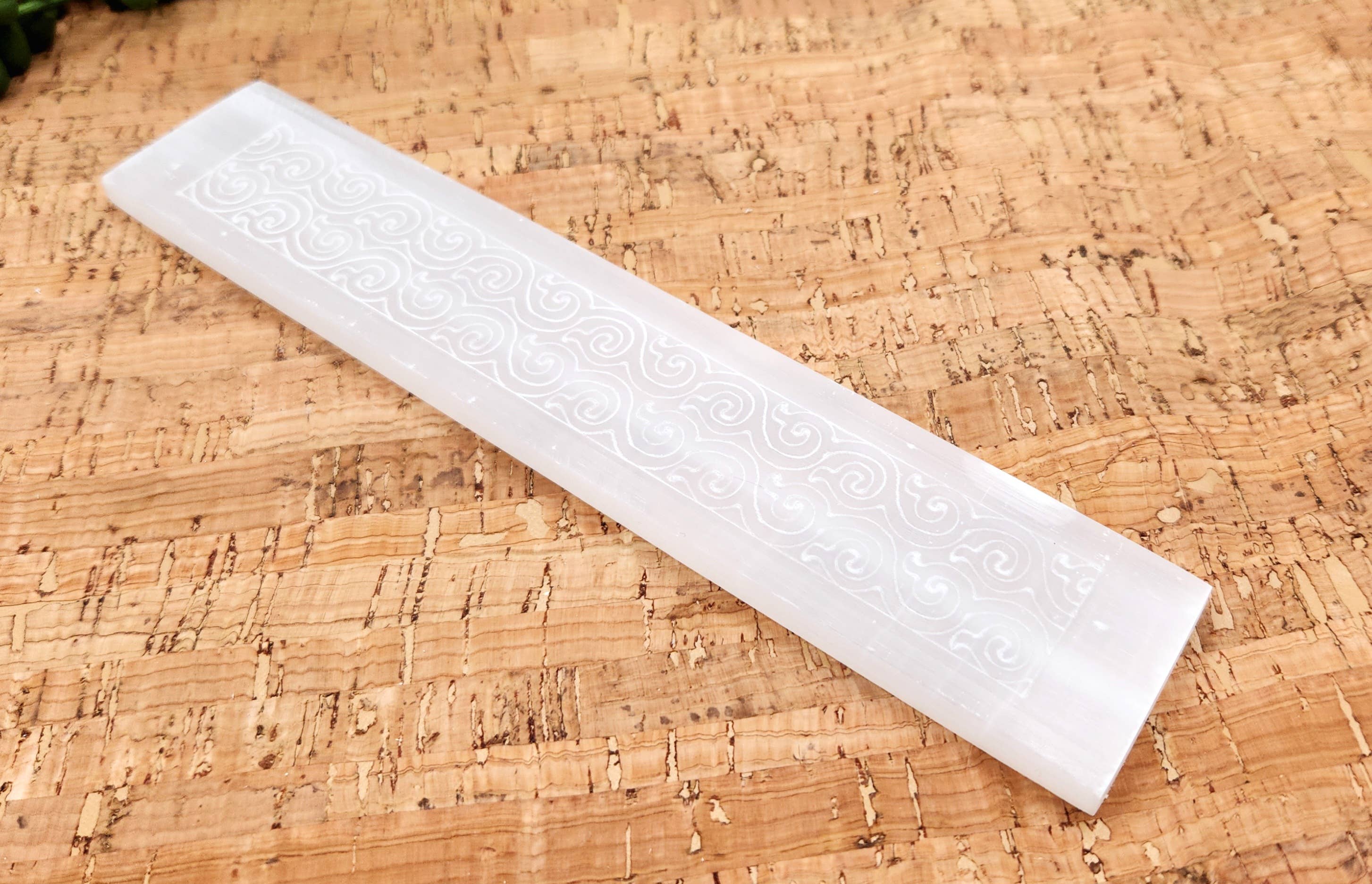 Meraki Gemstones - Vente Plaques de charge pour cristal - Barre/plateau de chargement en sélénite gravé avec motifs tourbillonnants - Environ 20 cm3