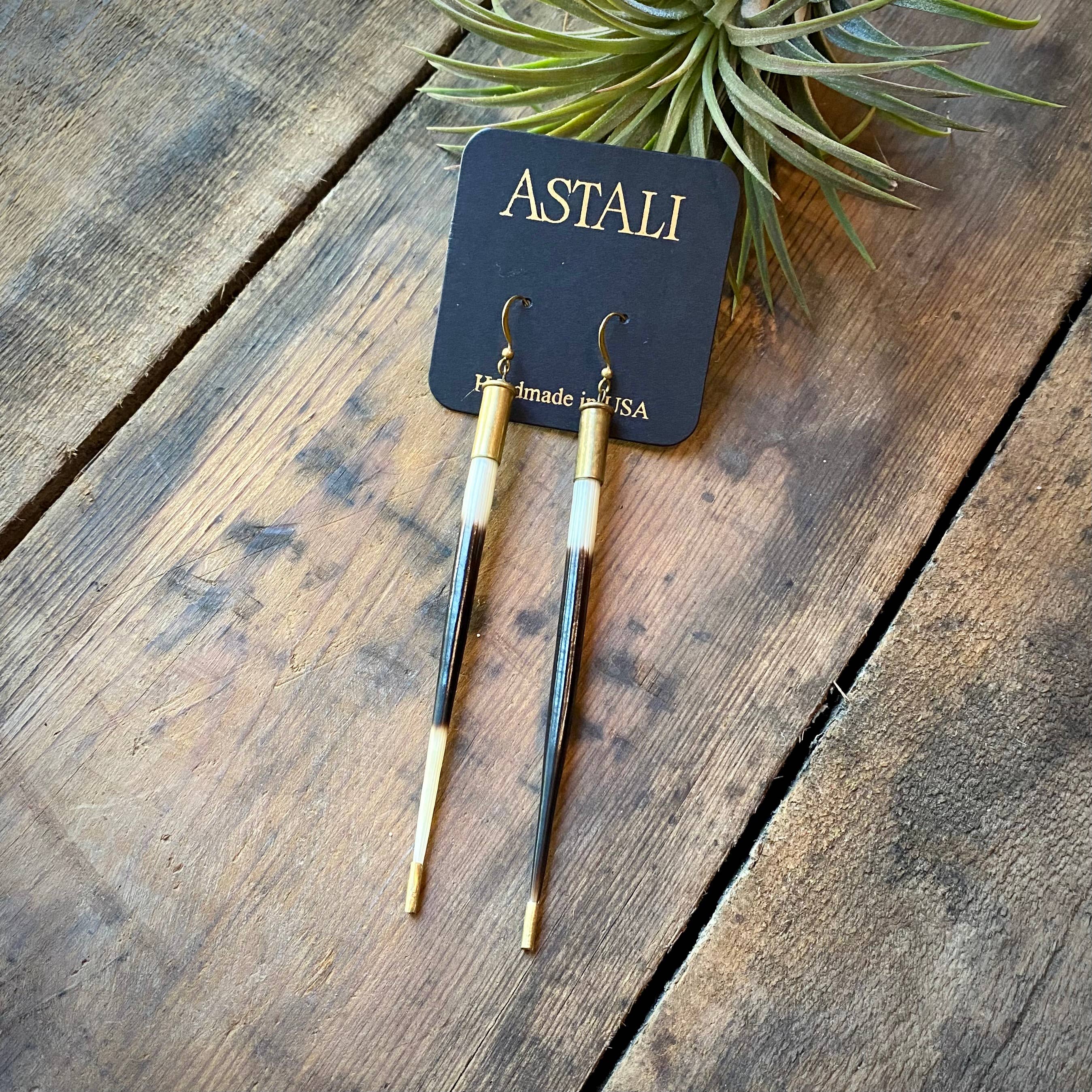 ASTALI - Venta al por mayor Pendientes colgantes - Pluma de puercoespín con forma de bala, casquillos de concha, plumas1