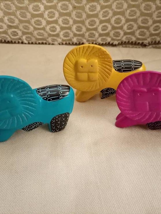 3 håndlavede afrikanske Kisii-sæbestensskulpturer af en løve for engroshandel hos Delight merchants