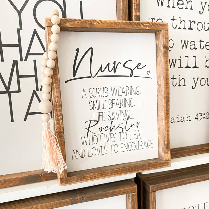 Antikes Walnuss-Krankenschwester-Schild in Weiß & Schwarz für den Großhandel von Inspired Findings