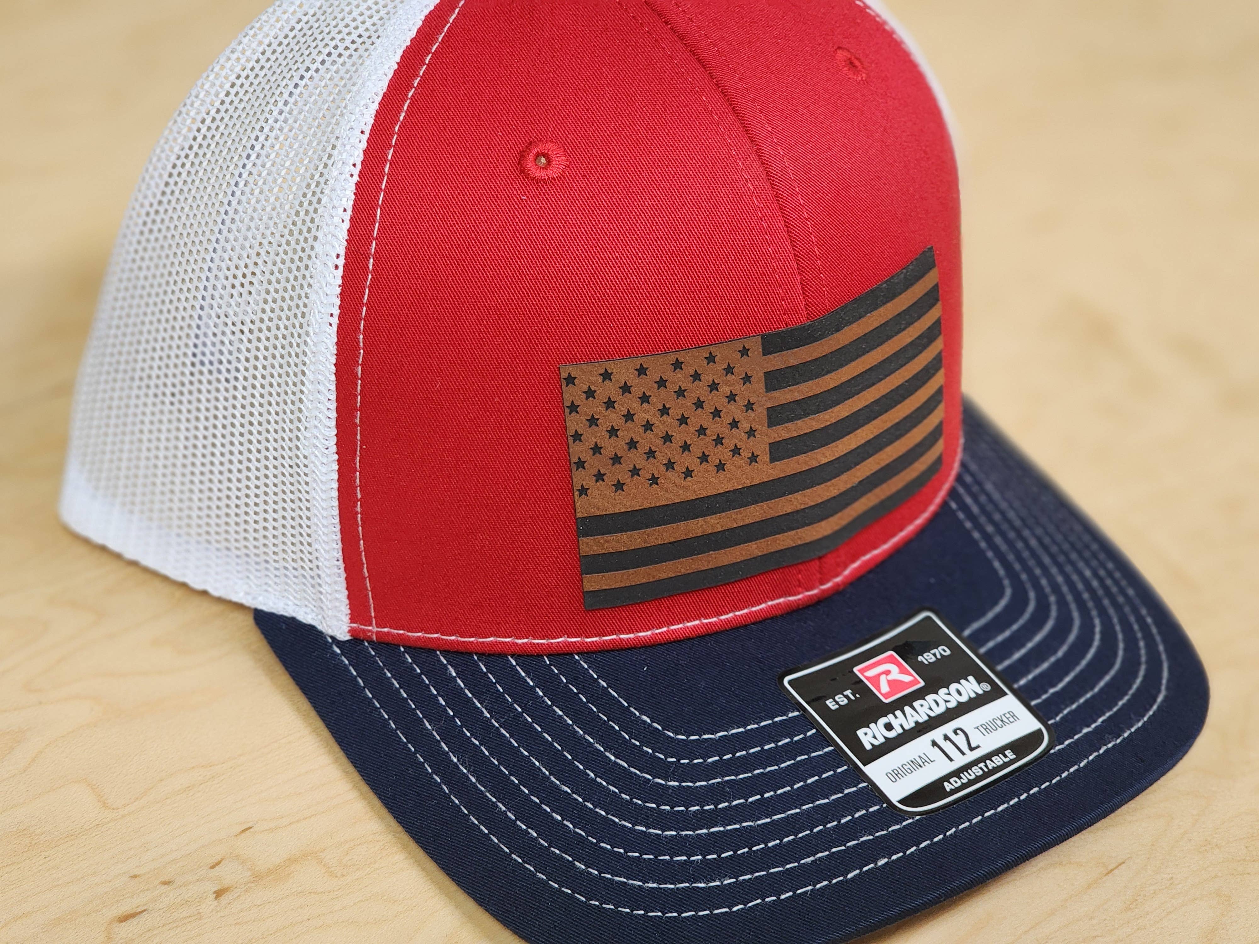 Knot Creatives - Vente Casquette de camionneur – unisexe - Casquette Trucker Richardson 112 - Écusson Drapeau Américain, Rouge, Blanc1