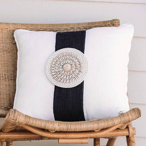 Coussin côtier blanc avec disque coquillage amovible pour la vente par The Cushion Accessory Co. Pty Ltd
