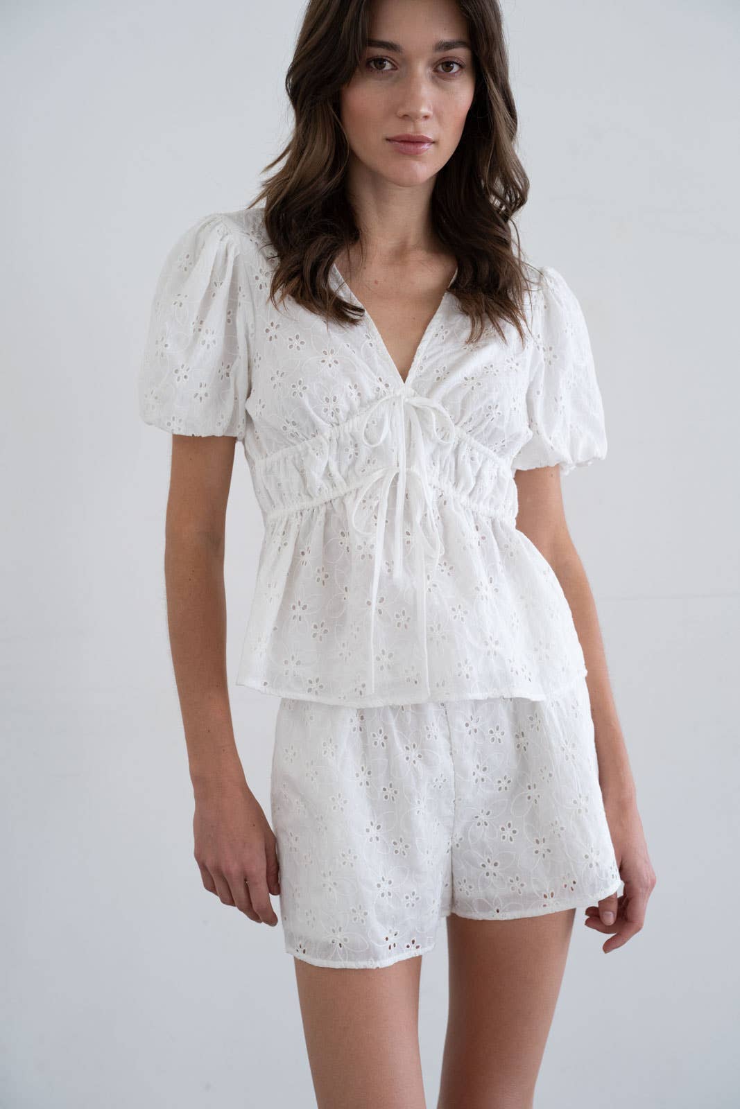 Bianco CAMICETTA IMPERO CON LACCIO E OCCHIELLI DAVANTI in vendita all'ingrosso su Faire1