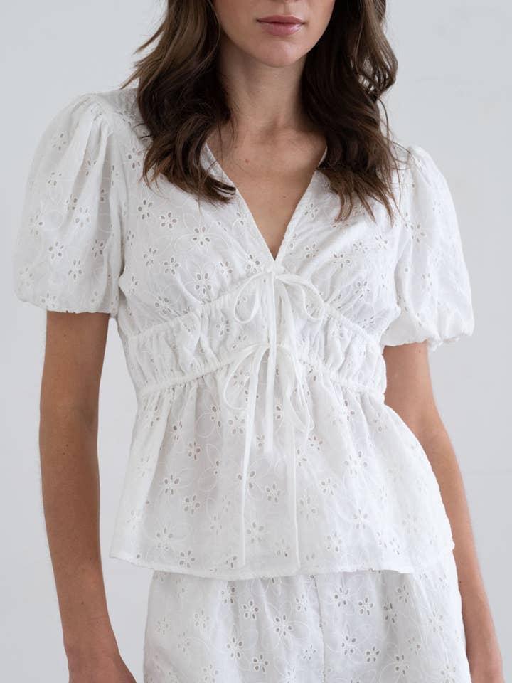 Bianco CAMICETTA IMPERO CON LACCIO E OCCHIELLI DAVANTI in vendita all'ingrosso su Faire1