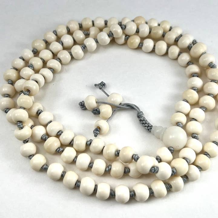 Mala à 108 perles nouées en os de yak — 6 x 8 mm pour la vente par Namu Baru Inc.