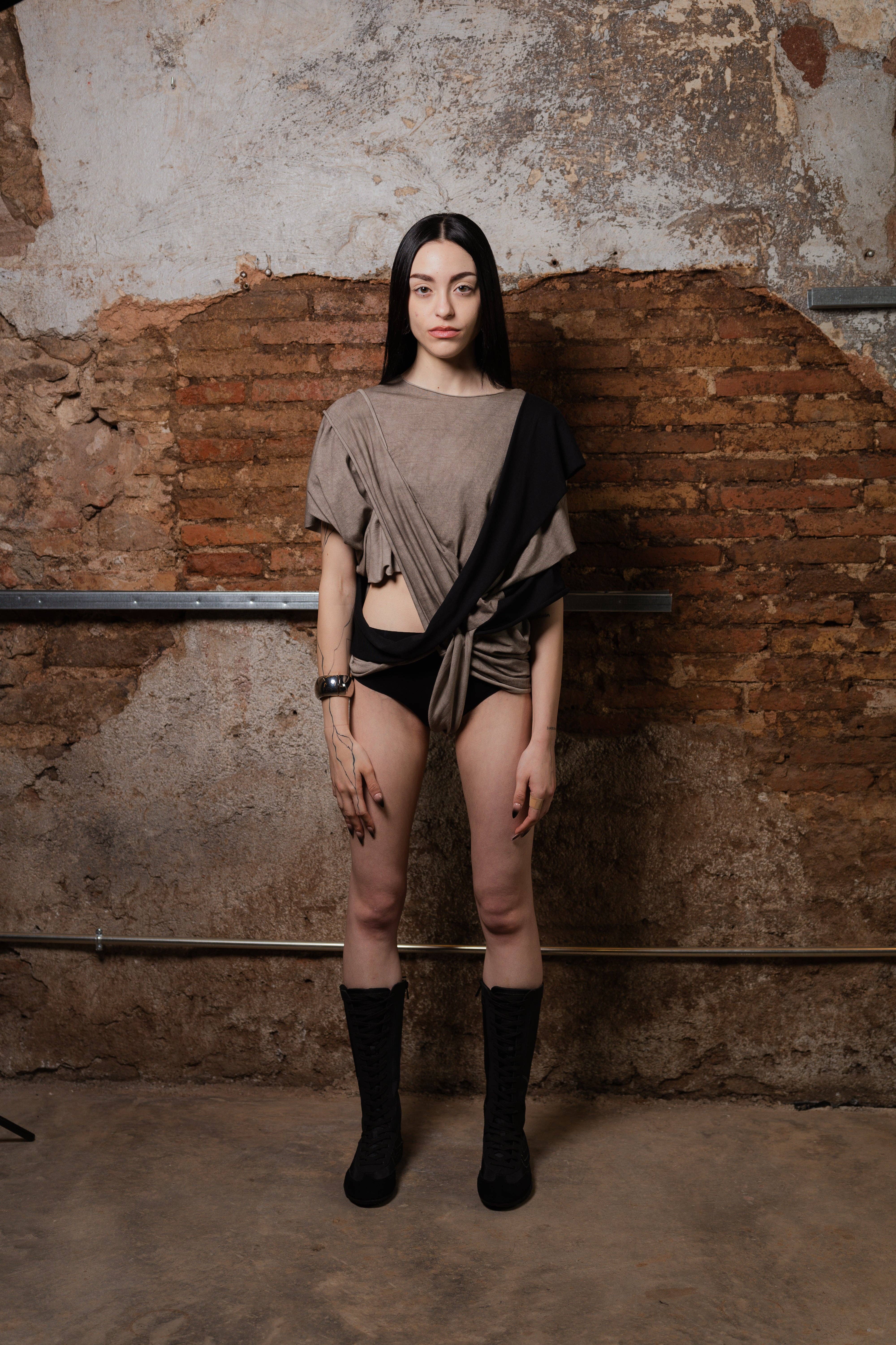 Black Camiseta de Capas Transformable Wave for wholesale on Faire1