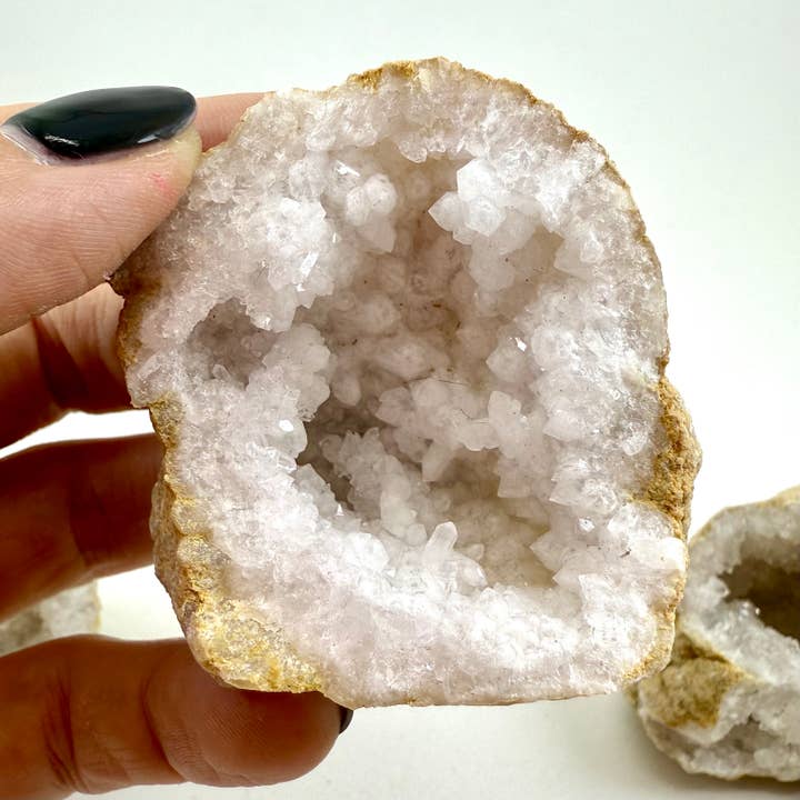 Liv Rocks - Wholesale Spiritual Stone/Crystal - Quartz Geodes1