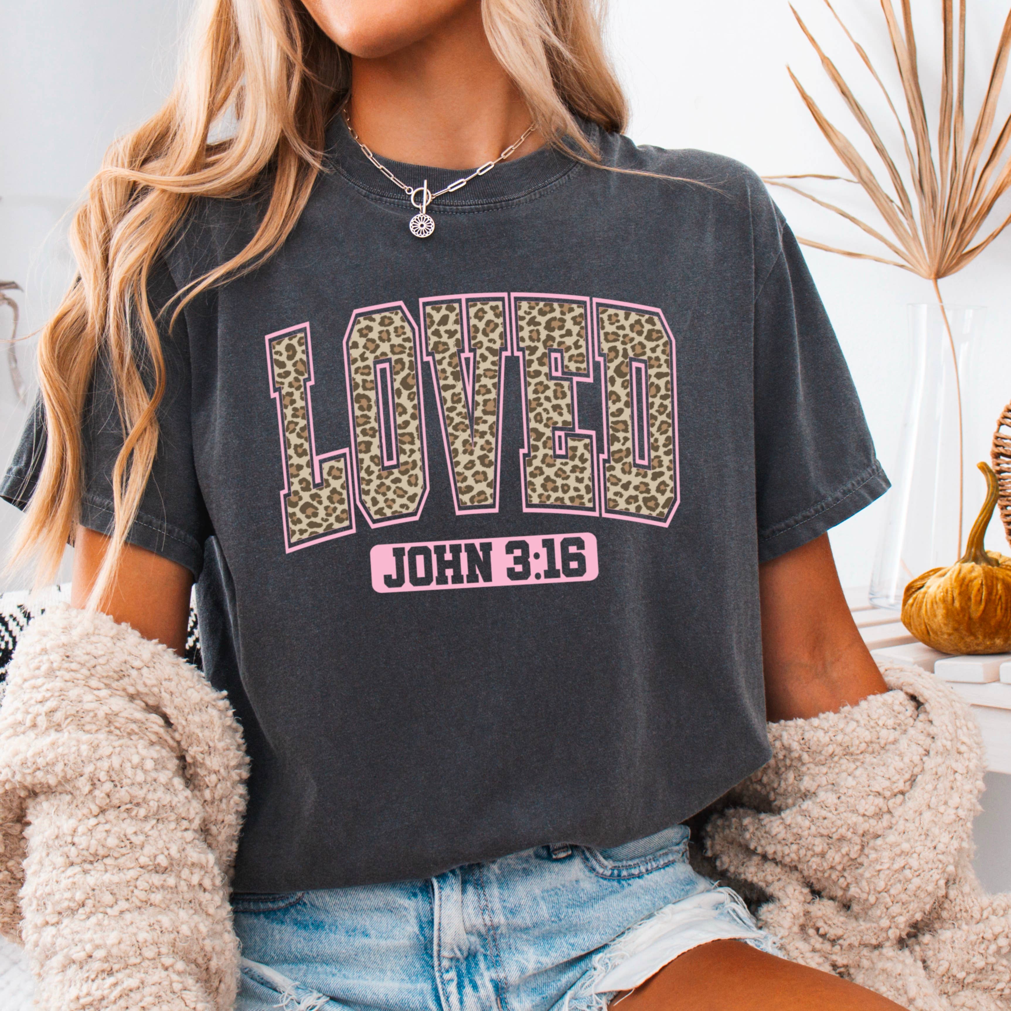 Shoppe SHC – Großhandel T-Shirt mit Siebdruck – Damen – Leopard Liebte Valentinstag Shirt | Comfort Colors8