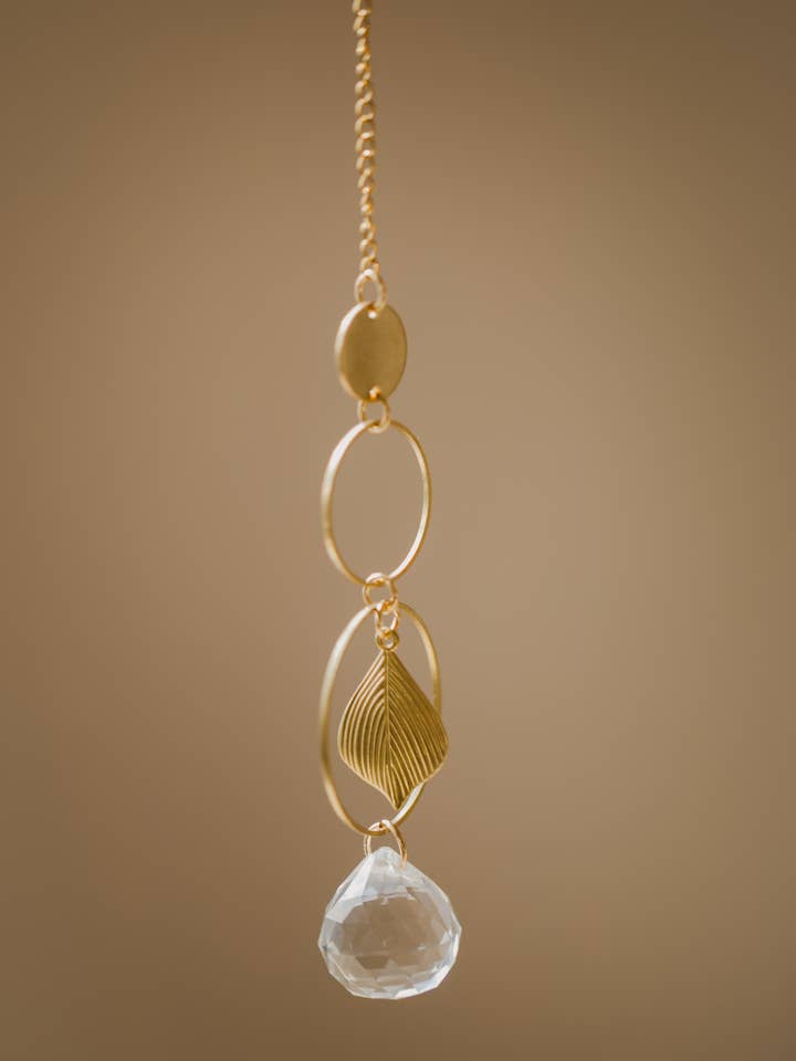 goldener Sonnenfänger "Blatt" mit Regenbogenkristall für den Großhandel von walnutandcherry