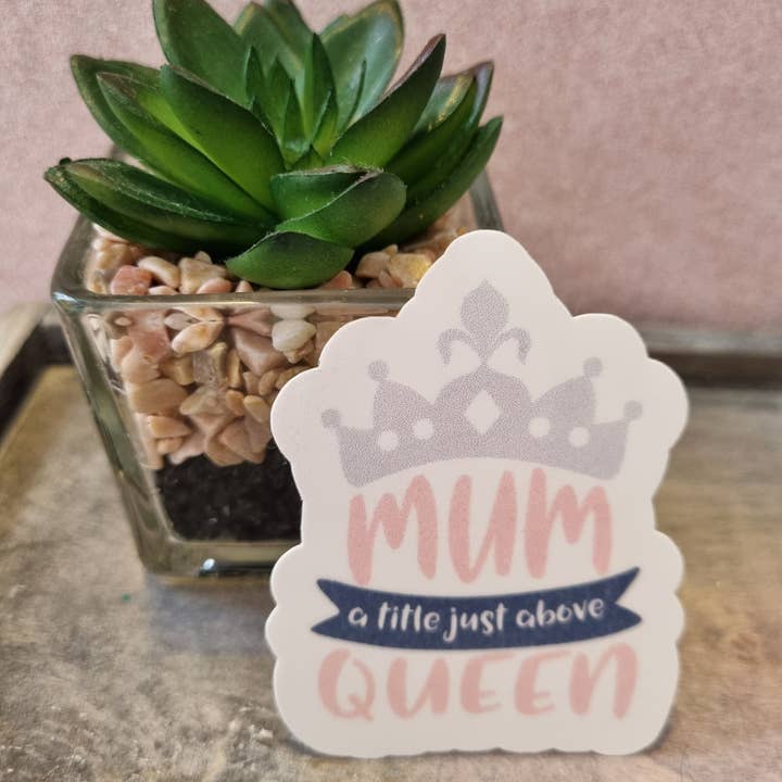 adesivo de mãe um pouco acima da rainha por atacado de Aka Designs