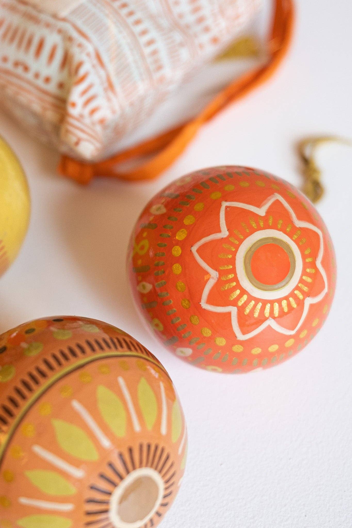 East End Press – wholesale Ornament set – UK/EU: Yuletide Gold Bauble Bag - Set of Three6