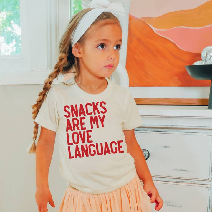 ZZ Threadz – T-shirts estampadas – Criança por atacado – Snacks are my Love Language Graphic Tee Graphic Dia dos Namorados1