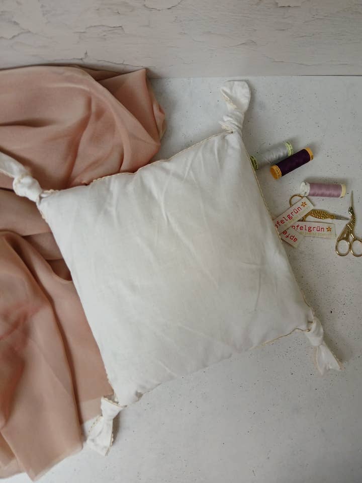 CUSCINO BELLO ANNODATO 28 x 28 cm per la vendita all'ingrosso da parte di apfelgrün zum Anziehen