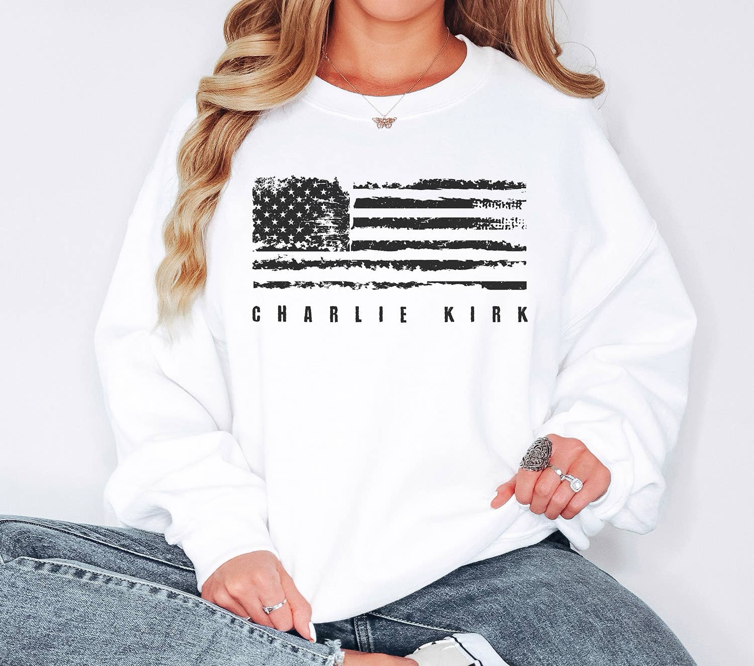 God And Glory Gifts – Camisola gráfica - Mulher por atacado – Camisola com Gola Redonda Charlie Kirk Bandeira Americana dos EUA Desgastada1