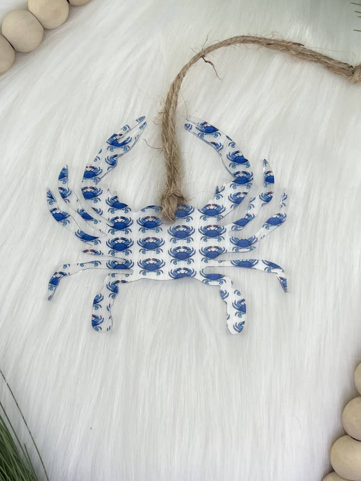 Décoration en acrylique découpée au laser en forme de crabe bleu du Maryland pour la vente par High Tide Fabrication